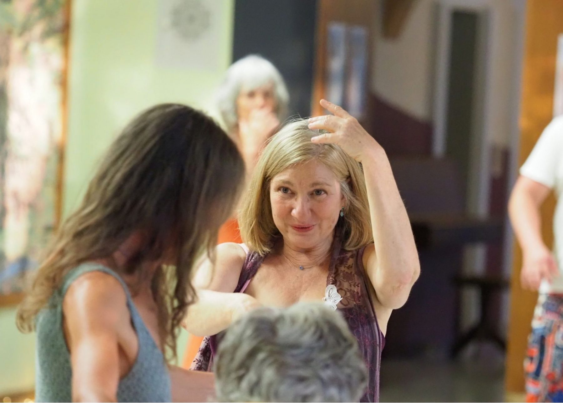 Lachende Frau beim Biodanza-Tanz in der Gruppe