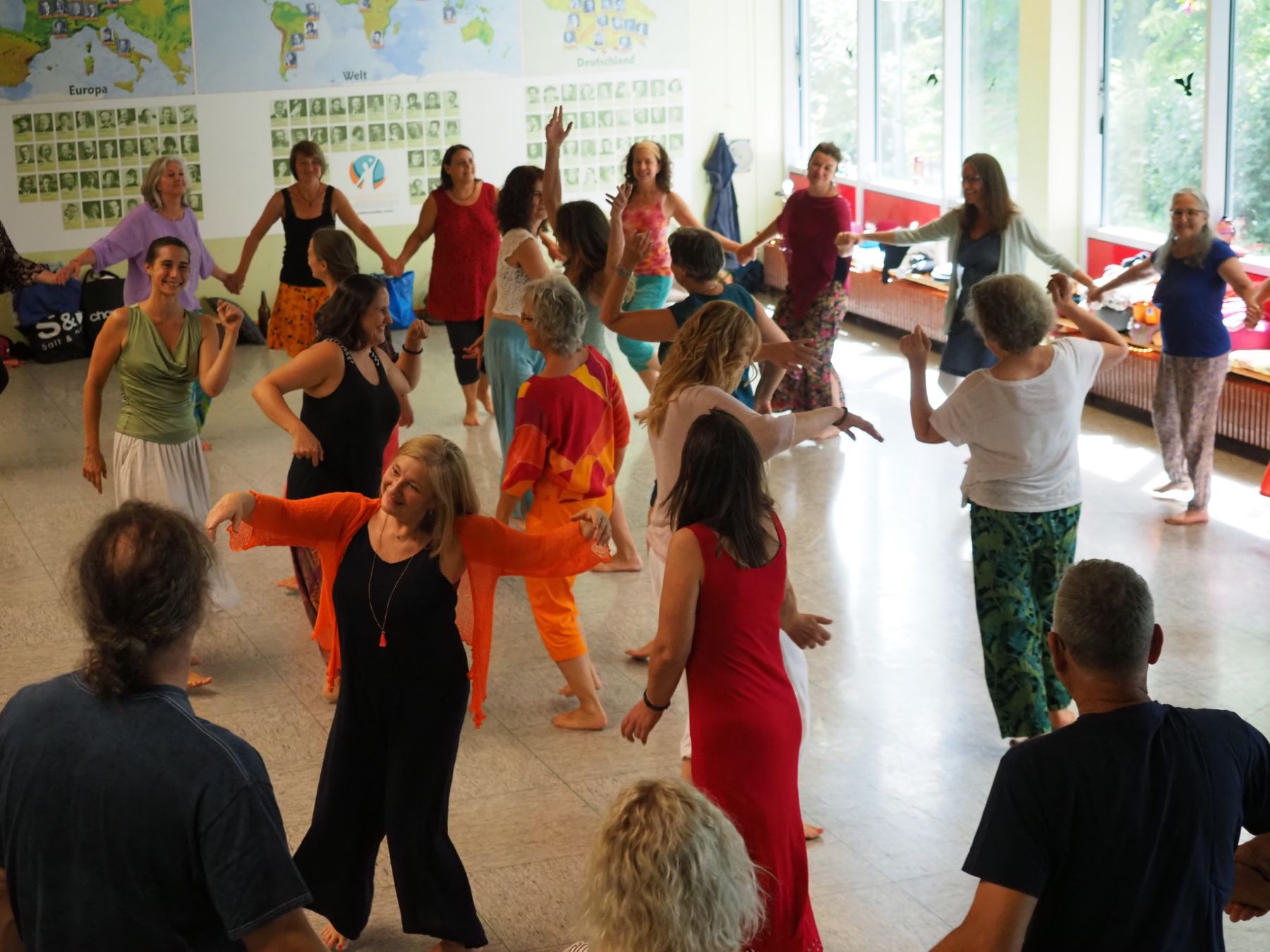 Biodanza-Gruppe tanzt im Kreis in der Pfalz